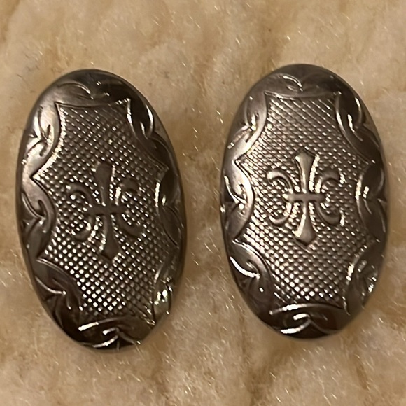 Silver Design Metal Pierce Earrings - Picture 4 of 16